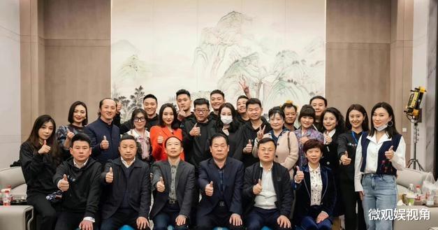 迪丽热巴|《公诉精英》强阵容杀青,迪丽热巴看着好开心