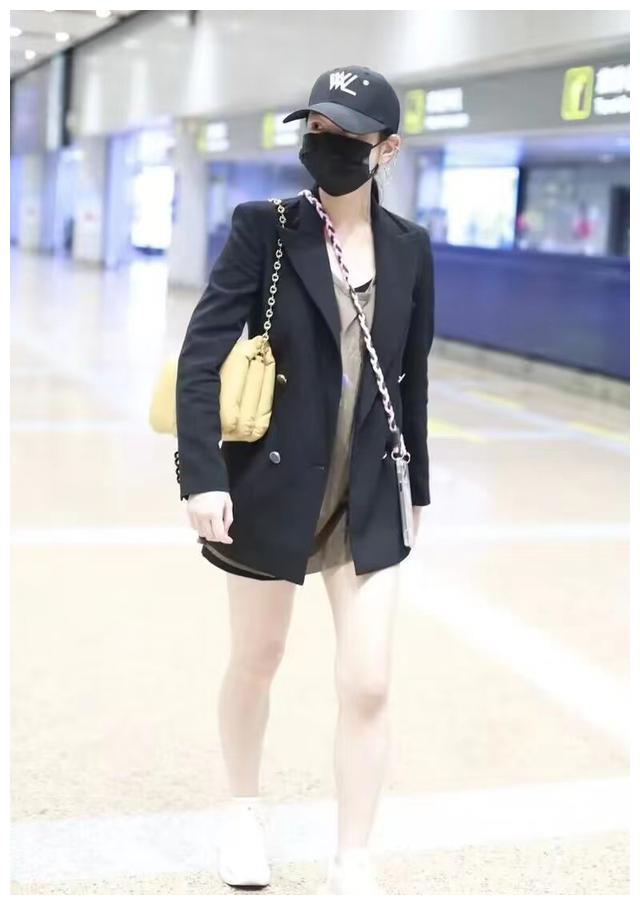 陈妍希|陈妍希厉害了，机场图不P就放出来，这种“腿型”好真实