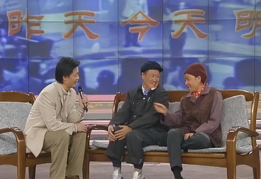 春晚|困在春晚小品笑与不笑的尴尬中，人们开始怀念陈佩斯