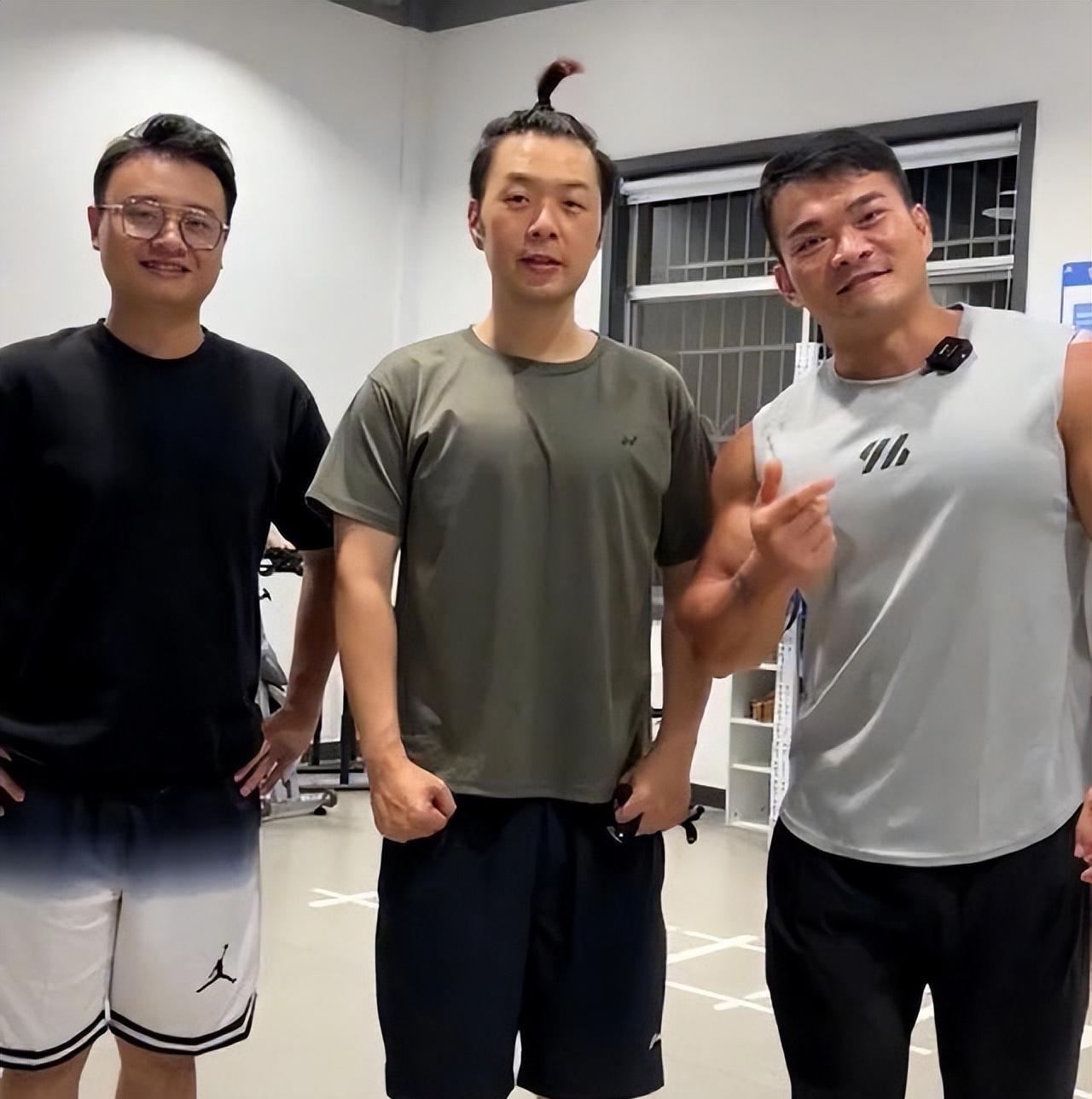杜海涛 34岁杜海涛素颜露面，瘦到脱相认不出，网友：他老得像亲妈同龄人