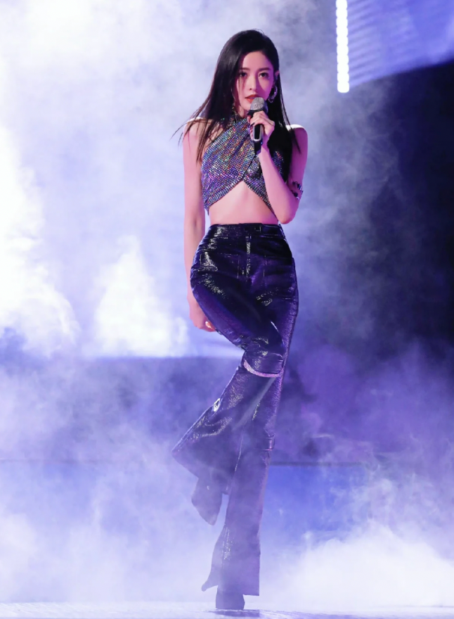 祝绪丹|祝绪丹练空中瑜伽好危险，头部朝下满脸涨红，因动作太难狂喊救命