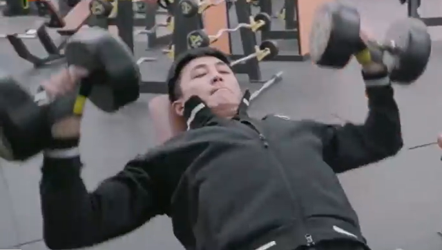 杜淳|40岁杜淳大秀健硕身材！不穿上衣腹肌太明显，胡子拉碴显老气