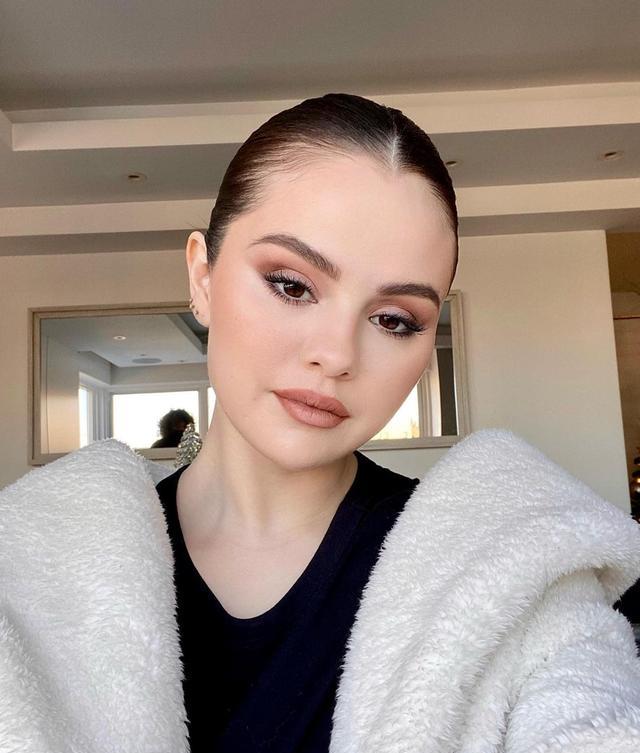 面粉 傻脸娜短发挺有少女感,穿蝴蝶结小黑裙,看上去瘦了不少!