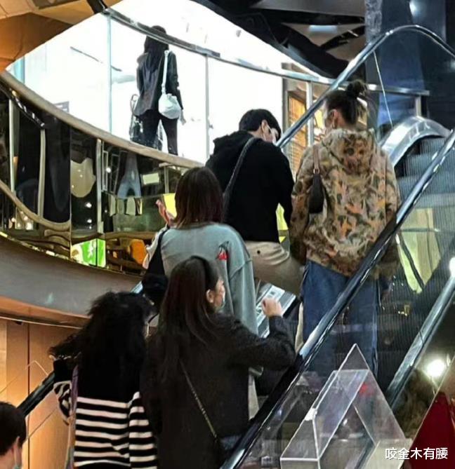 |井柏然刘雯甜蜜出街，十指相扣形影不离，网友：但愿会有个好结果