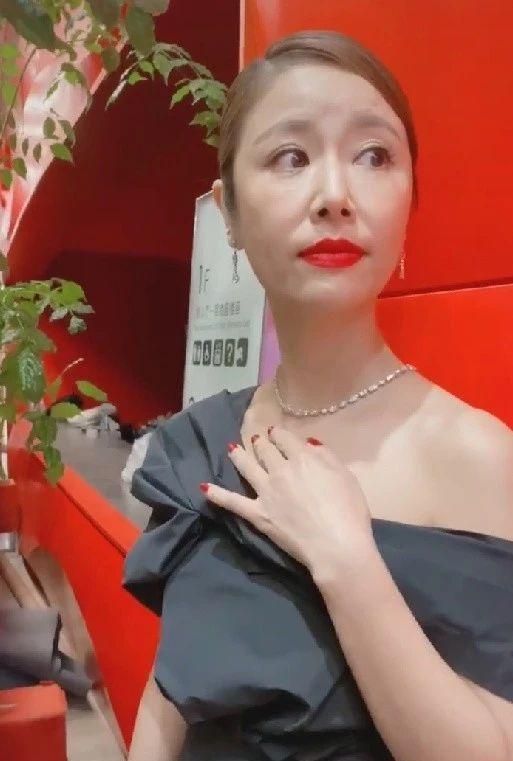 粉底 女星离开了美颜会怎样?卡粉浮粉妆容斑驳,网友:高颜值都是修出来的?