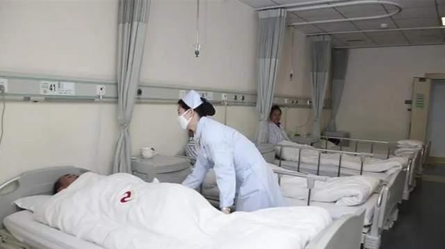 2020年,河南女士患癌需要80万手术费,丈夫跪地痛哭求妻子离婚