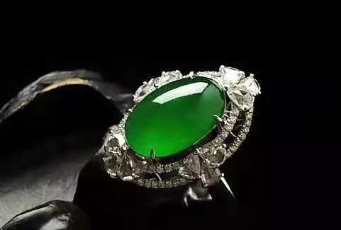 翡翠|阿姨花了10万元买了这只玉镯，但专家说它只值几元？