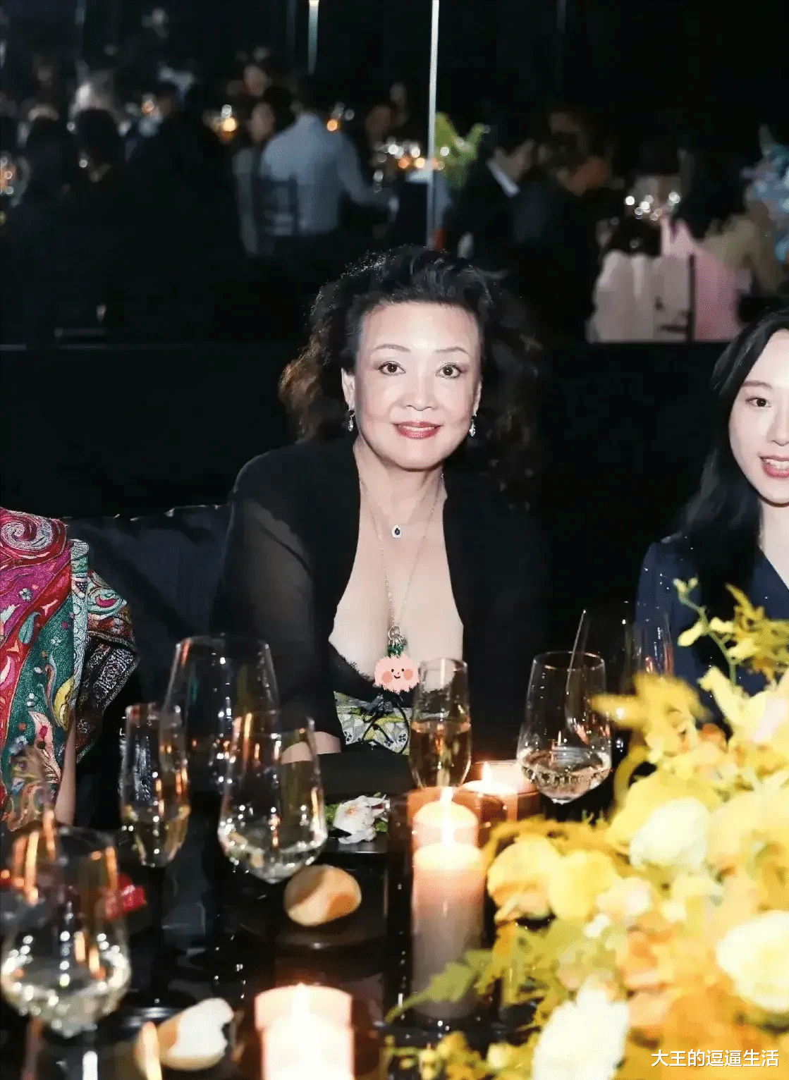 连衣裙 64岁张兰现身富婆聚会！黑色蕾丝裙身段依旧玲珑，红唇大波浪美得熠熠生辉！