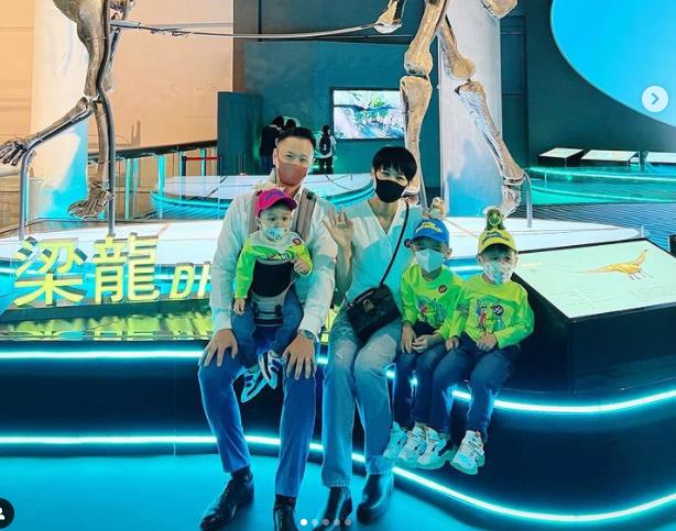 胡杏儿|胡杏儿夫妇国庆晒娃出游照，三个儿子越长越像，都是高颜值