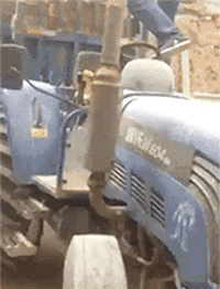 “机场的插座怎么都这样呀?”充电的人多了就会这样!