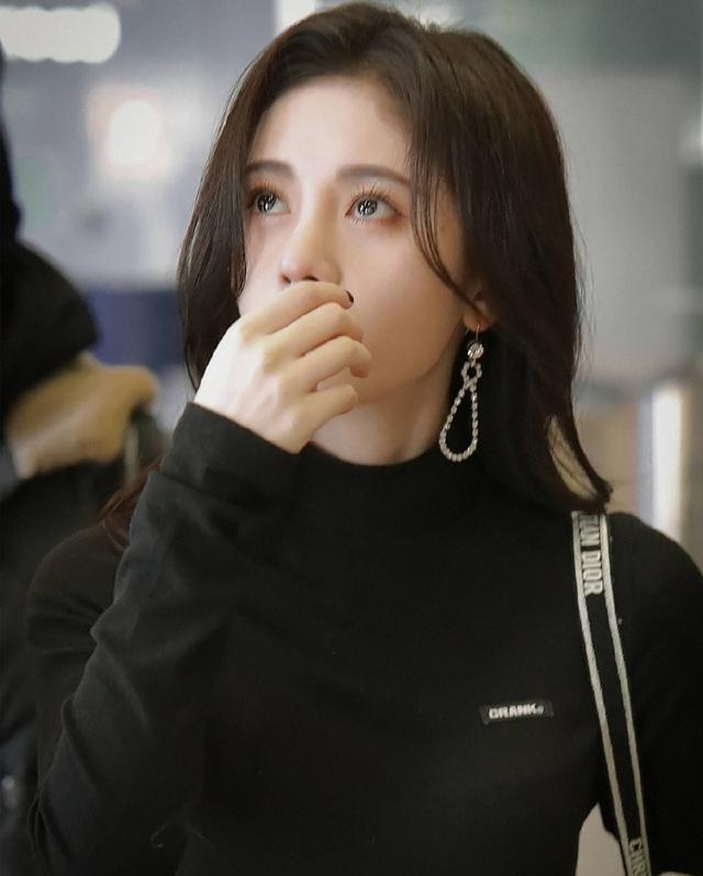 鞠婧祎|鞠婧祎美商绝绝子!花样泳装视频绝美,意外暴露在锻炼了