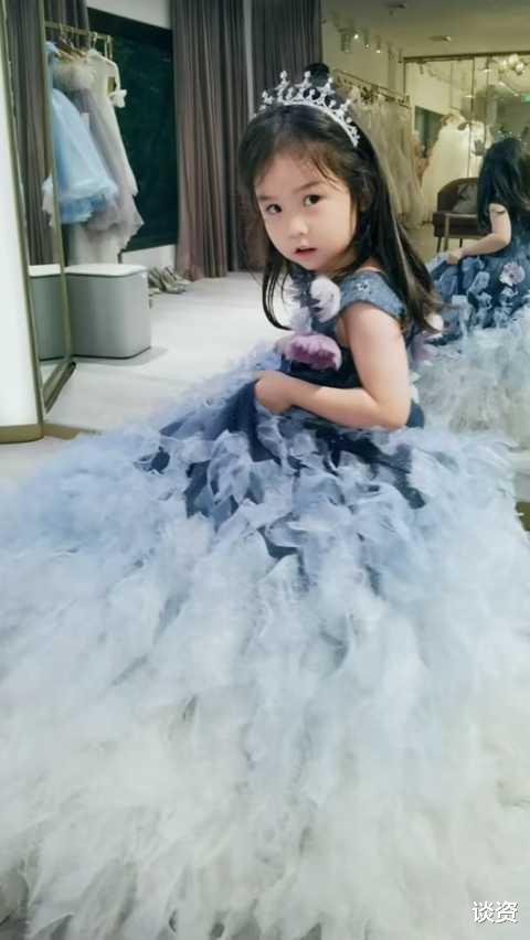 严屹宽|严屹宽带妻女试穿婚纱，双腿跪地拍照，4岁肉肉优雅公主范十足