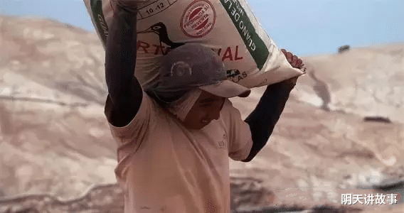 秘鲁拿命捡鸟粪的年轻人：每天5点排队上班挖粪，生活条件极差