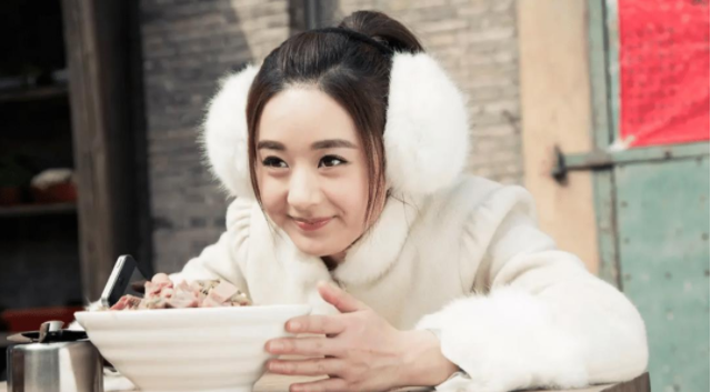 明星|4位没文化的女明星的第一份工作：2位曾是服务员，她曾是酒吧舞女