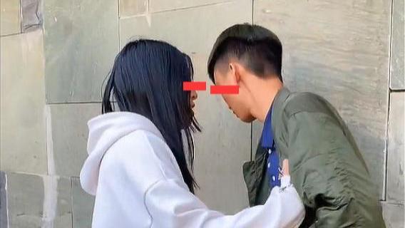 女子街头围堵男子，男子被救后慌不择路，路人：小姑娘别那么轻浮