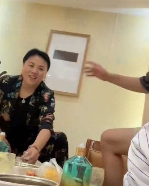 山东男子为讨丈母娘欢心,划拳拼酒一决高下,网友:成功打入内部
