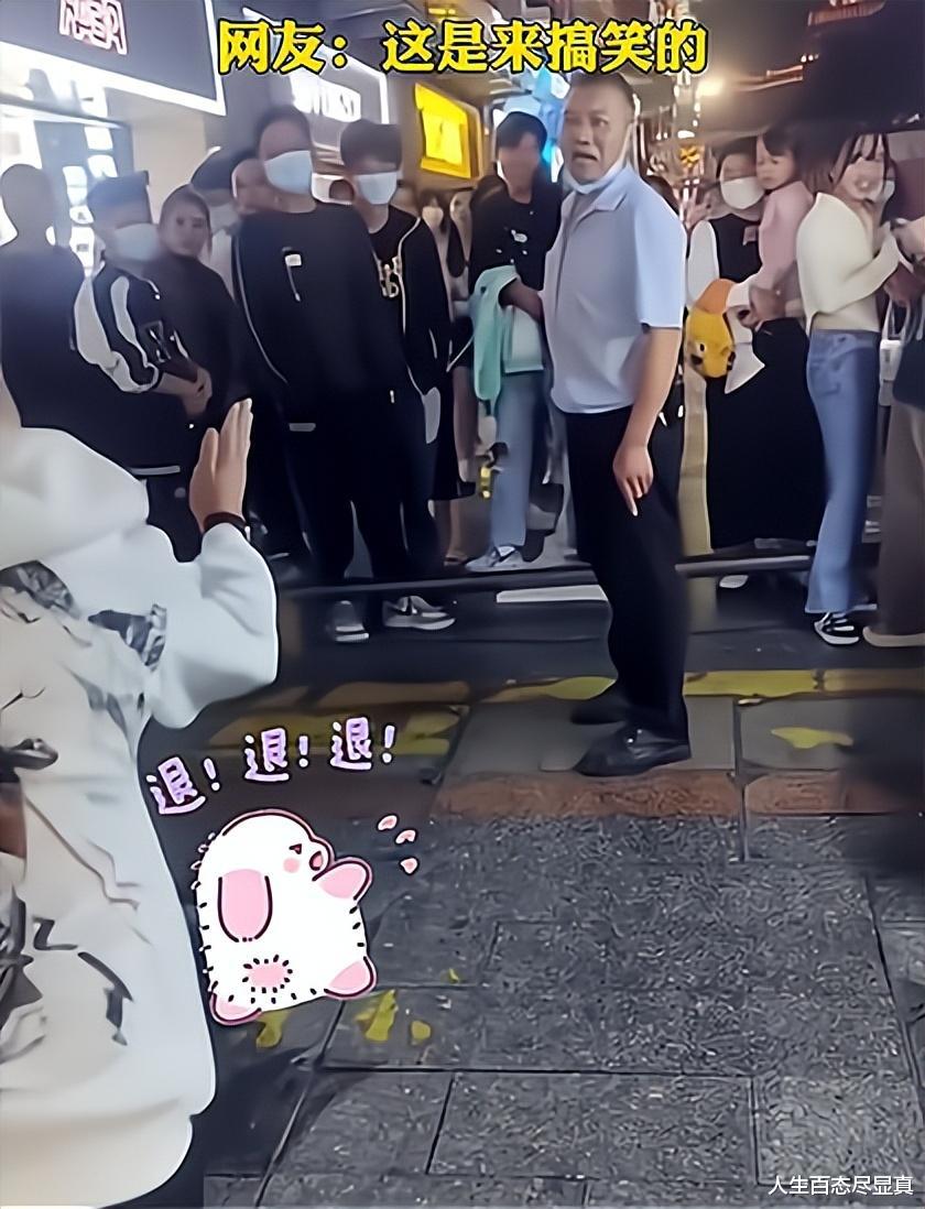 男子表白失败满地打滚,保安大叔让他回家吃药:别在这里发癫
