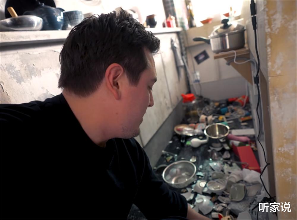 他在日本7.4级地震后,清理小公寓,锅碗瓢盆碎了一地,一片狼藉