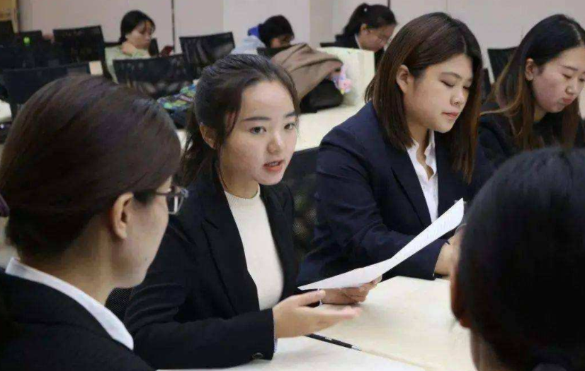 女孩|专科女孩不满求职被拒，晒出简历寻求安慰，岂料评论区满是嘲讽