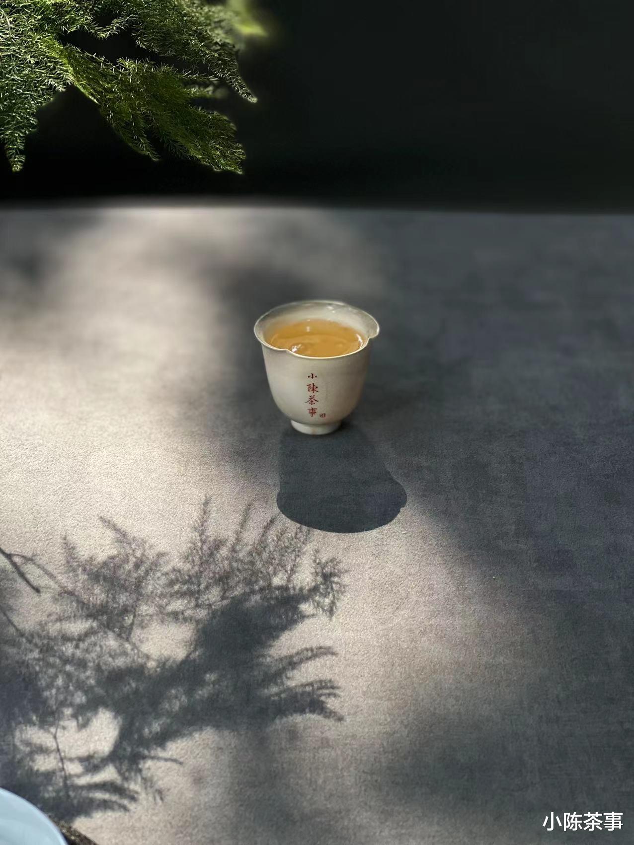 家里的茶一不小心存受潮了怎么办？要晒一晒，还是放微波炉烘干？