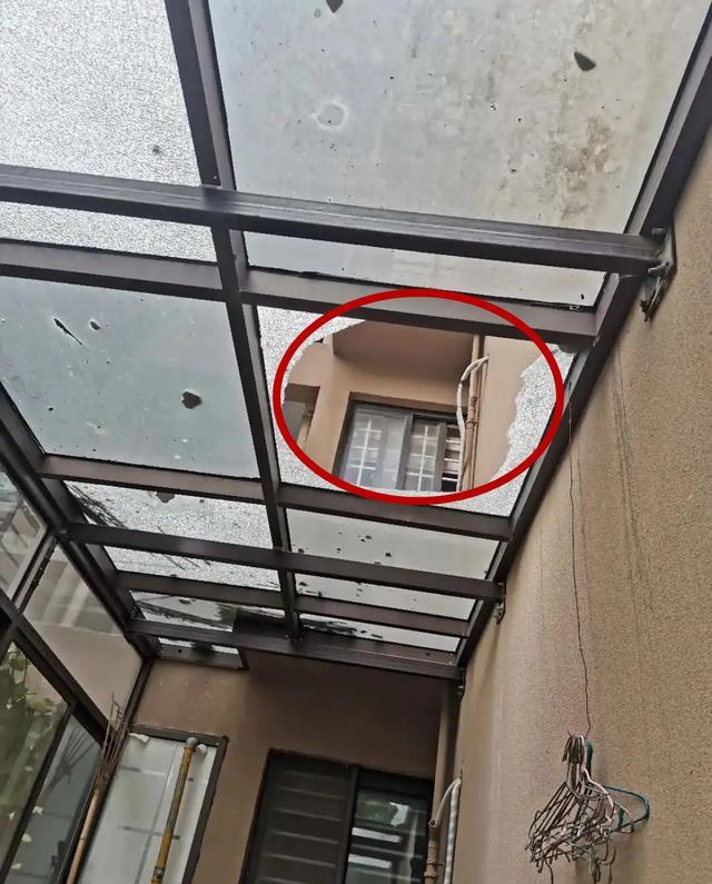 一楼业主违建也搭阳光房,不怕高空抛物?换成耐力板,起码用10年