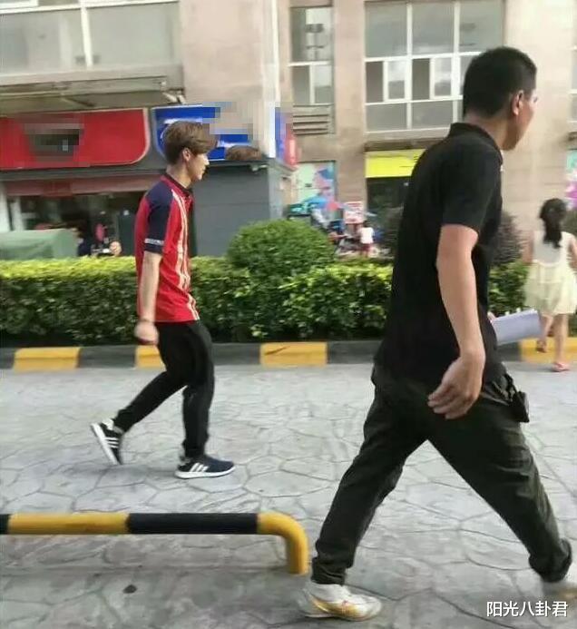 娱乐圈|溜肩、驼背、大肚腩，娱乐圈万众追捧的“男神”，空有一副好皮囊