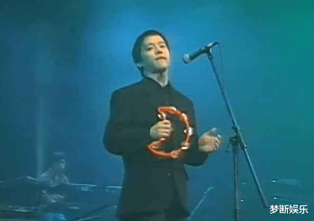 窦唯|王菲的前夫窦唯：过气后省吃俭用，给两个女儿一人一套房