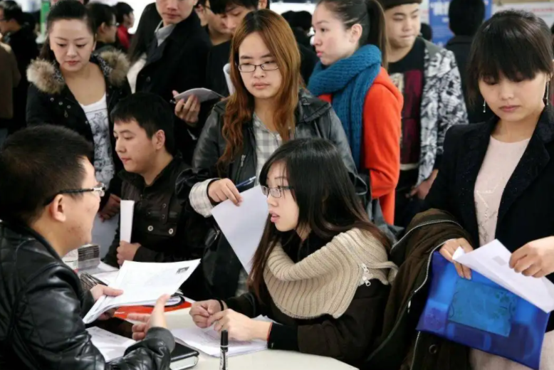 |平均月工资8392元，南方电网公开招聘，各项“福利”都很诱人