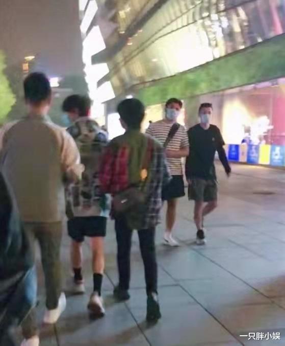 央视|粉丝曾在偶遇丁程鑫和贺峻霖，真人超帅，就是腿让人看了很自卑