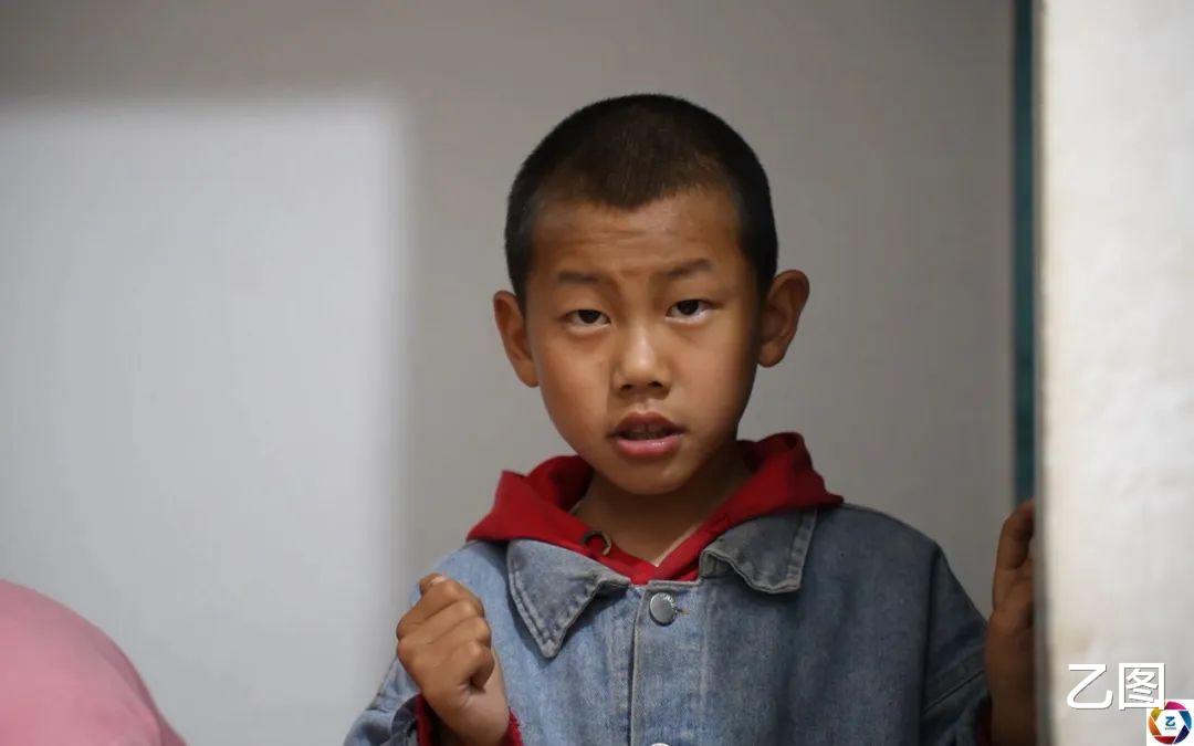 孩子患病后亲爹推卸责任,妈妈一怒之下离婚,如今继父全力救他