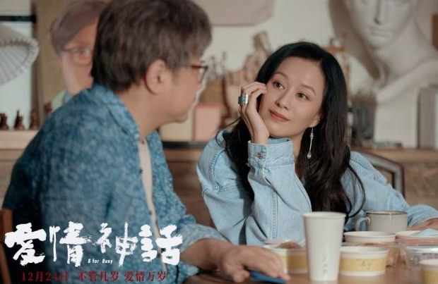 倪虹洁|43岁倪虹洁回老家陪父母，短发造型似少女，与亲戚合影亲切无架子