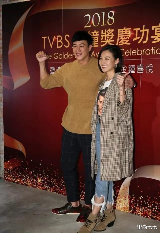 食材 何润东夫妇合体露面,小8岁娇妻剪短发变高级脸,颜值太高