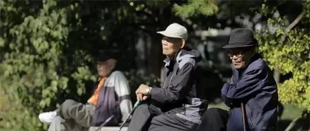 住房公积金|“给儿子全款买房成了一场笑谈”？老人含泪哭诉，揭露当下养儿现状