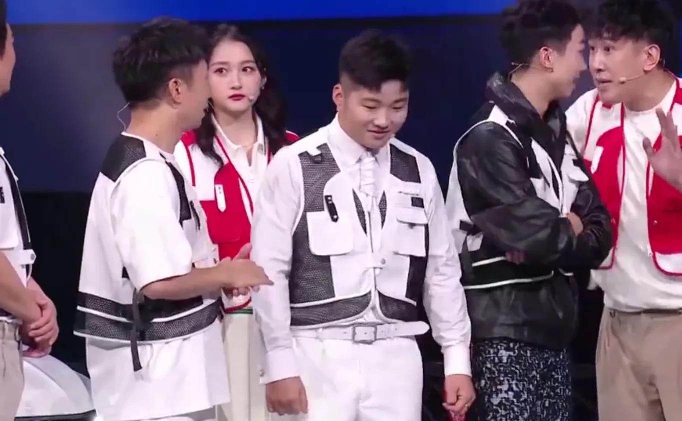 关晓彤|浙江台年中盛典尴尬多:主持团杂乱、李晨没存在感、关晓彤为难