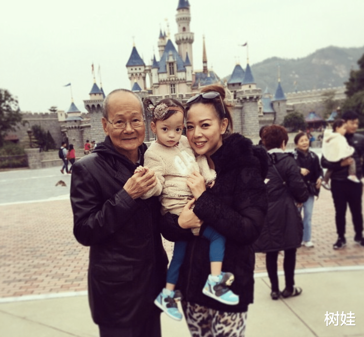 钟丽淇|钟丽淇公开父亲离世，心情沉重称仍不能接受，兄长母亲已先后病逝