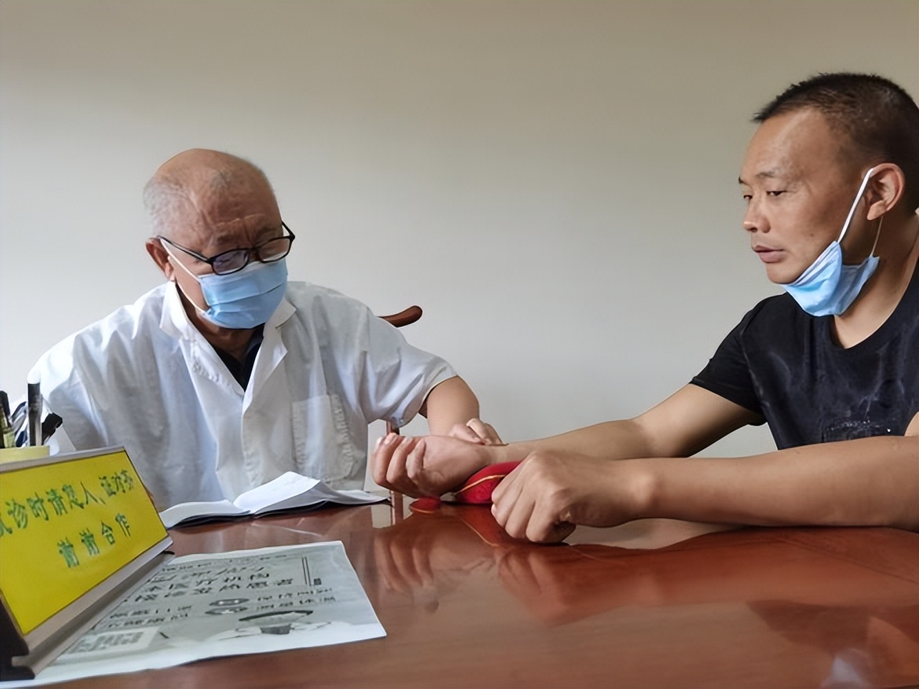 张艺谋|年轻时用蜂毒治病,年老怒刚西医,张艺谋:对中医要心怀敬畏