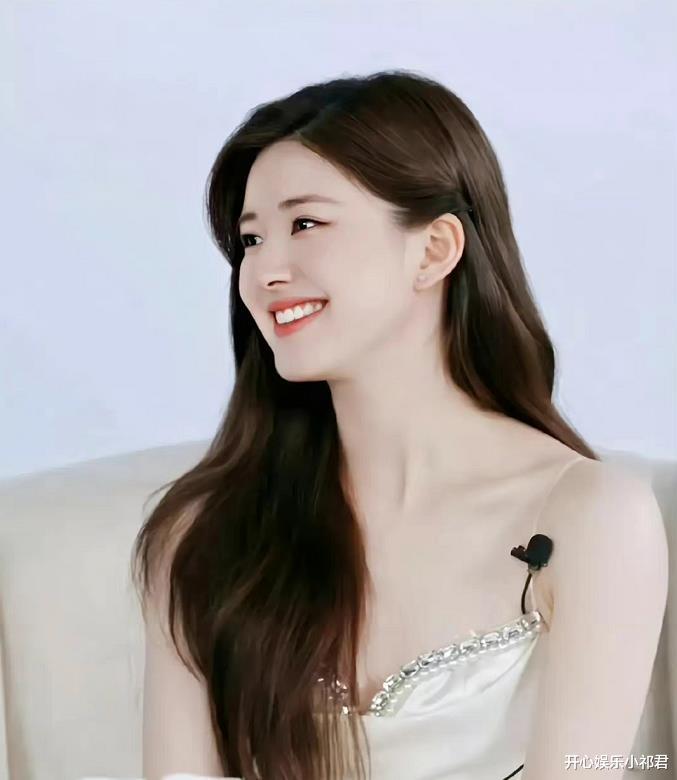 赵露思|赵露思李沁同晚直播，都穿白色长裙状态满分，论气质这次我站李沁