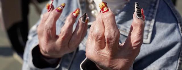 赌王|她自称与赌王关系很好,曾是大美女整容失败,88岁自信扮少女