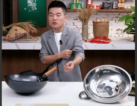 董宇辉|昨晚董宇辉端着铁锅正准备颠勺,却出现了十分尴尬的一幕!