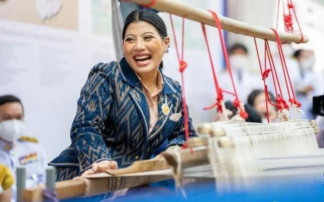 思蕊梵|新春佳节,神兽公主出席公务心情好开怀大笑,却因不停扇风被吐槽