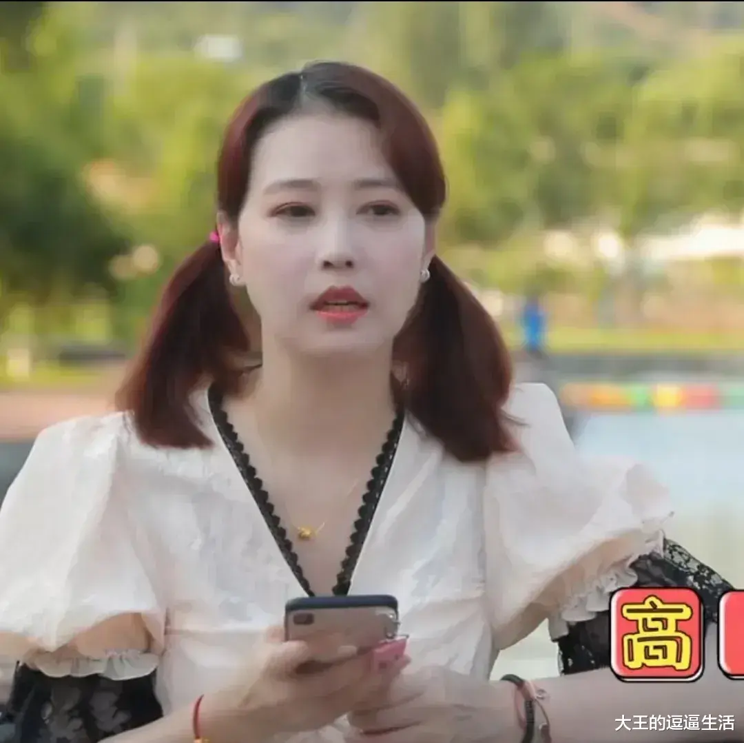 公主裙 奔六的周海媚还能扎马尾扮嫩！一袭白色公主裙清新脱俗，55岁的她居然还有少女感