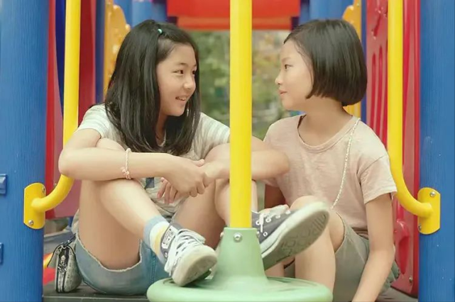 看了那群10岁女孩的勾心斗角,才知道成年人对霸凌的误解有多离谱!