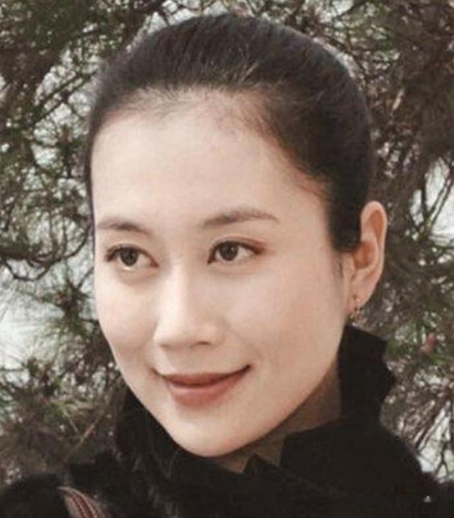 温峥嵘|演员温峥嵘:出道25年不火,嫁初恋生一子,幸福圆满