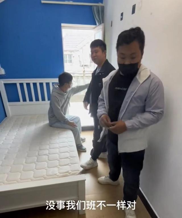 心酸了!三个小伙合租一个单间,轮流睡一张床,人休息,床不休息