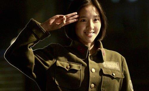 四行仓库|电影《八佰》中，战士们抱着手榴弹排队往下跳，为何不直接扔？