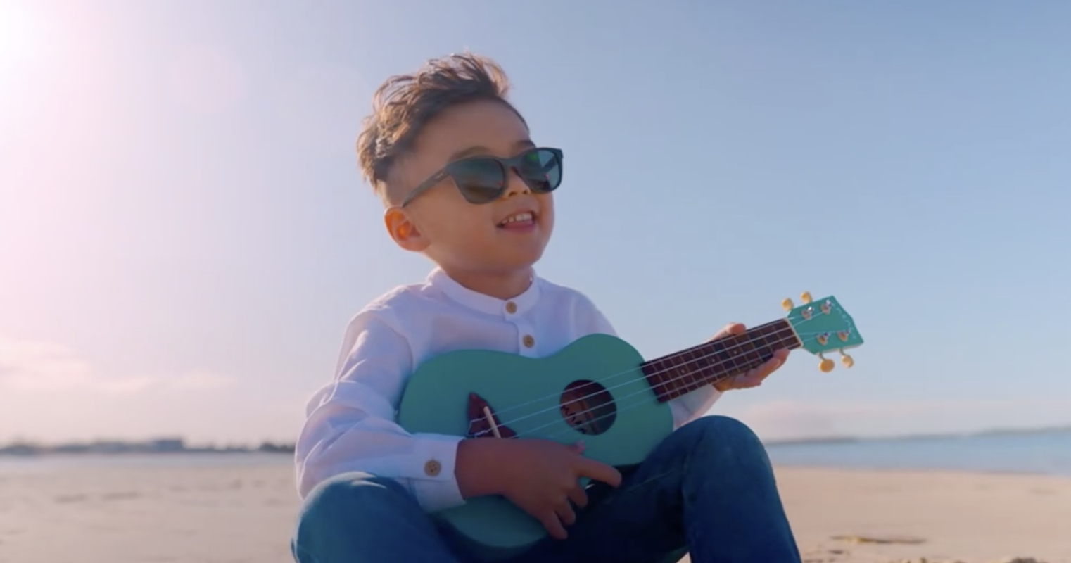 周杰伦|周杰伦新歌《粉色海洋》mv发布，儿子帅气出镜，继承爸爸同款酒窝