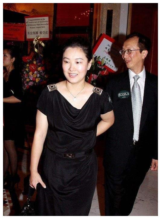 伏明霞|跳水皇后伏明霞近照，44岁的她，苍老得很厉害，比同龄人显老多了