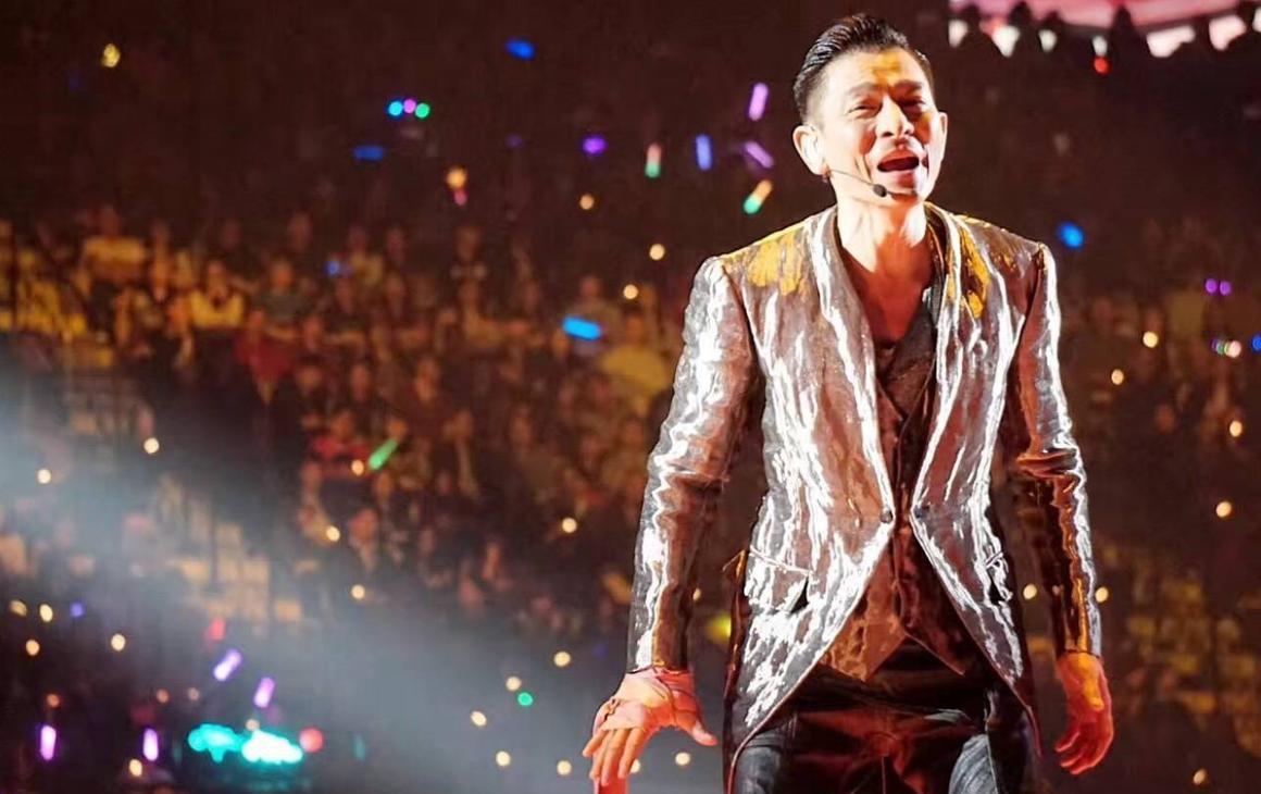 刘德华|歌迷疯狂，刘德华爱护有加，果然是常青树！进退有礼，巩俐有话说