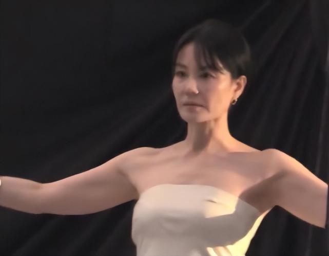 王菲|?52岁王菲脸额凹陷法令纹重，天后老了！