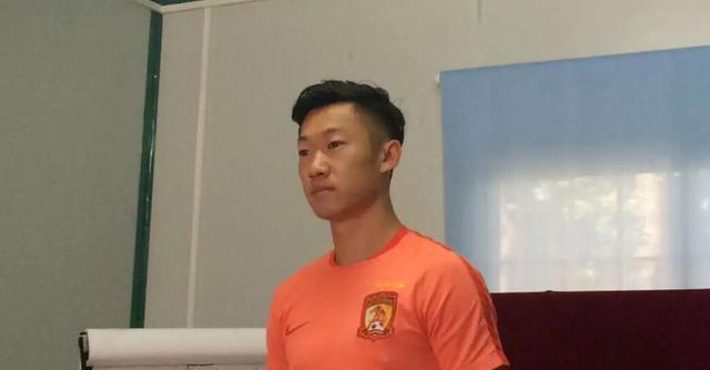 徐新|海港对徐新来了一个360度大转弯，为什么从受宠若惊到现在抛弃？